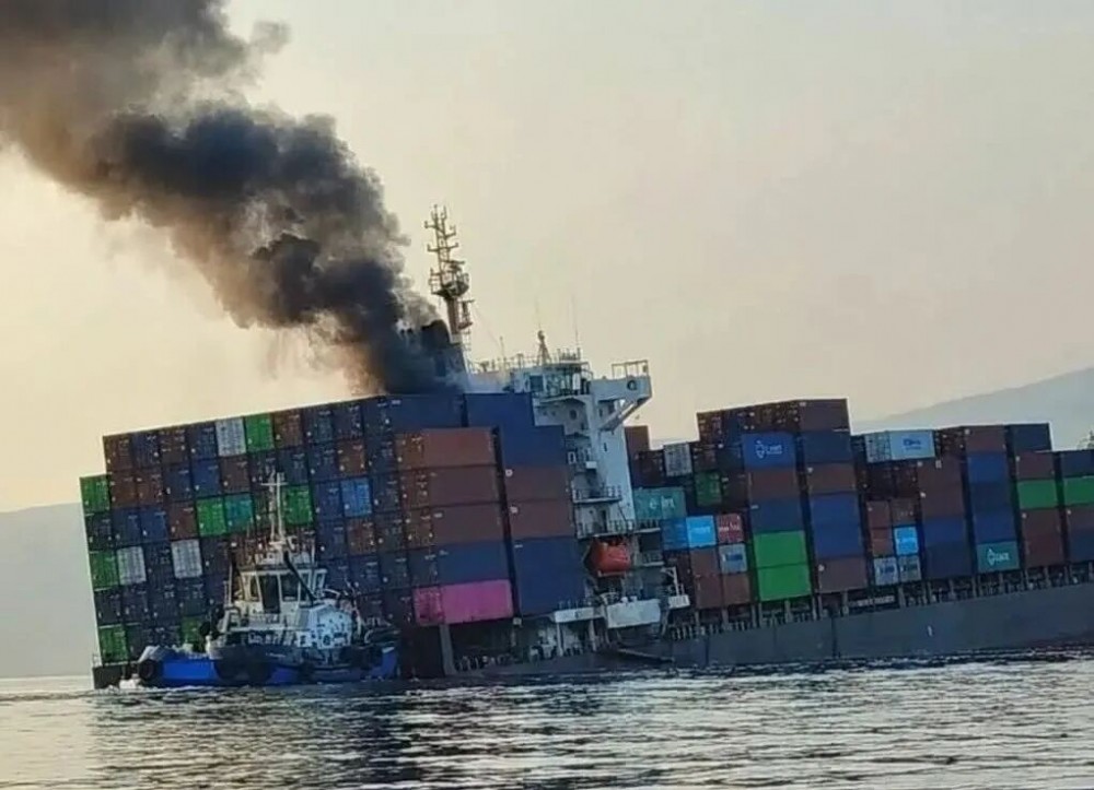 突发！集装箱船爆炸沉没！